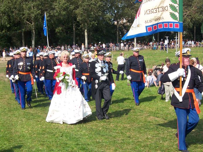 Deeterse schutterij in actie op het federatiefeest van 5 september 2004.  (foto: Hans van de Worp uit Meerssen)